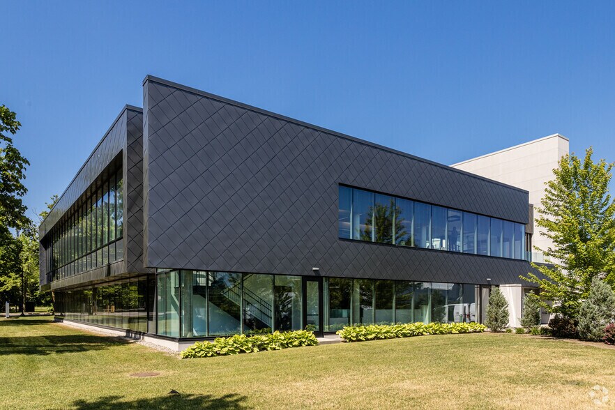 More Photos Of 235 Armand-Frappier, Laval Office For Lease