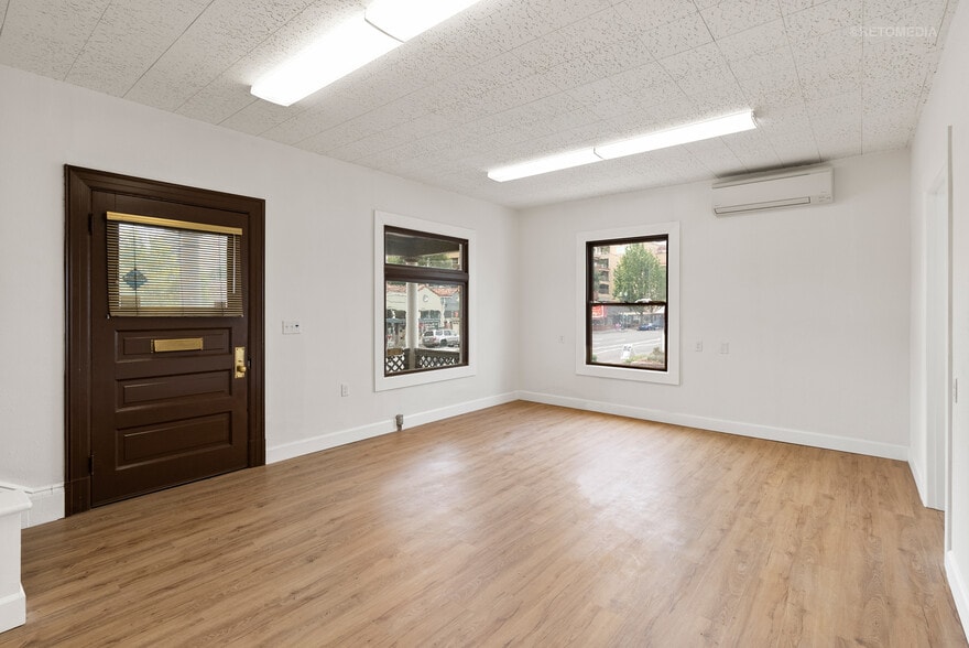 More Photos Of 1737 NE Broadway St, Portland Office For Sale