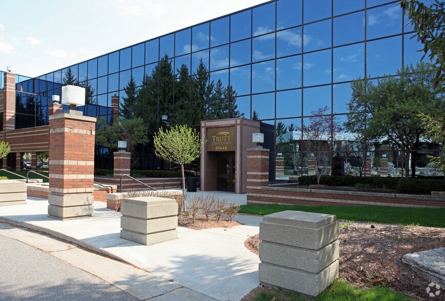 More Photos Of 31440 Northwestern Hwy, Farmington Hills Office For Lease