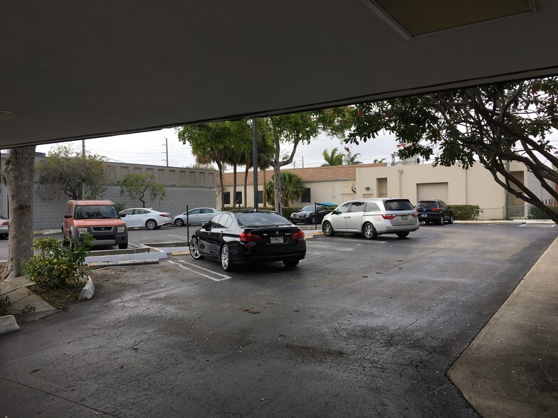 More Photos Of 2021 Tyler St, Hollywood Office For Lease