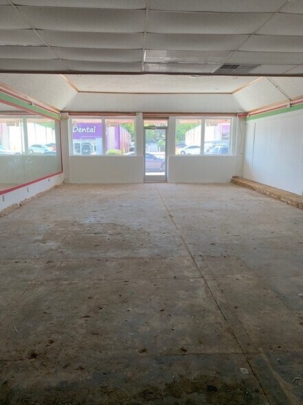 More Photos Of 2706 Samuell Blvd, Dallas Storefront For Lease