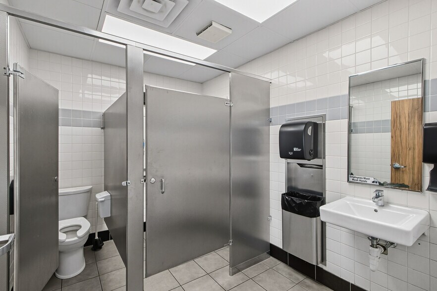 More Photos Of 31 S Wisconsin Dells Pky, Lake Delton Freestanding For Sale