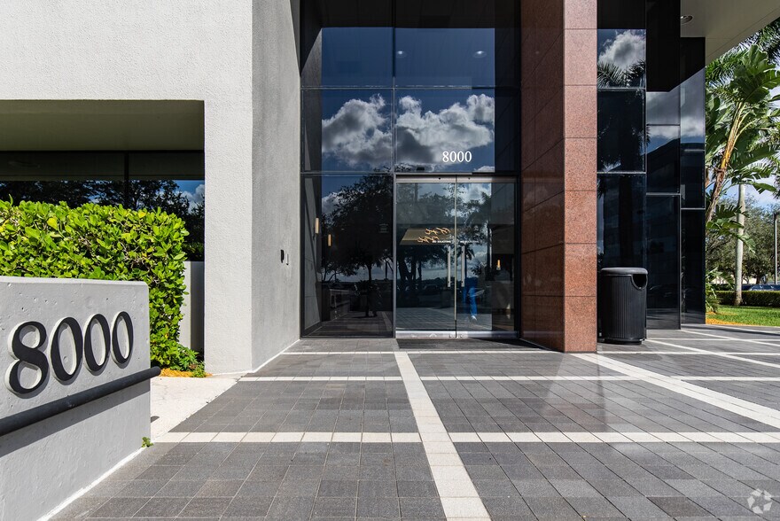 More Photos Of 8100 Oak Ln, Miami Lakes Office For Lease
