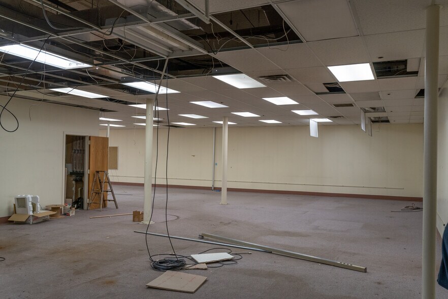 More Photos Of 1575 Lake St, Elmira Manufacturing For Lease