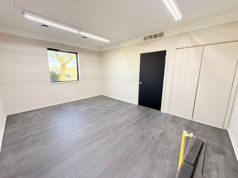 More Photos Of 32537 Parklane Ave, Garden City Manufacturing For Lease