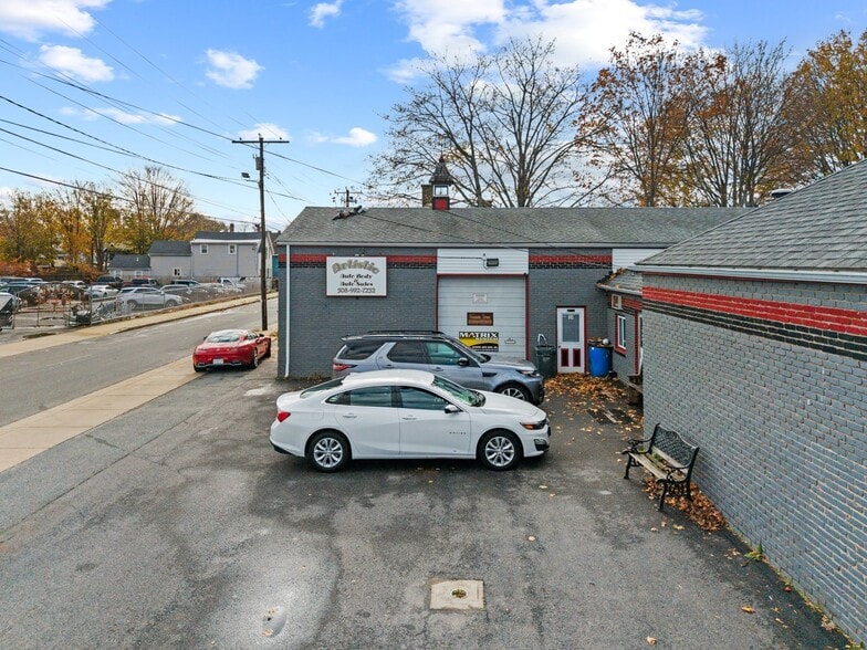 More Photos Of 98 Middle St, Fairhaven Service For Sale