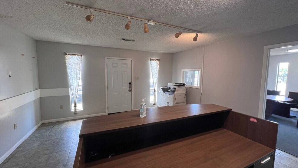 More Photos Of 3419 E Broadway Ave, North Little Rock Service For Lease