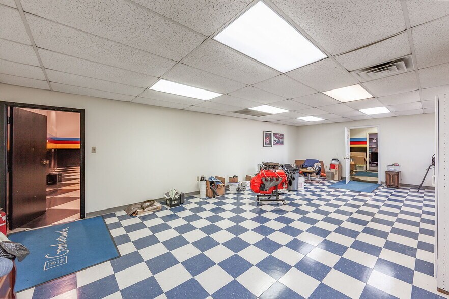 More Photos Of 39 N Madison Dr, Humboldt Showroom For Sale