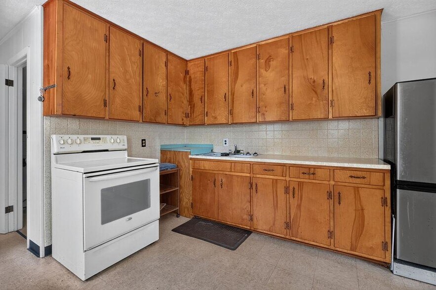 More Photos Of 555 MT Torrey Rd, Lyndhurst Post Office For Sale
