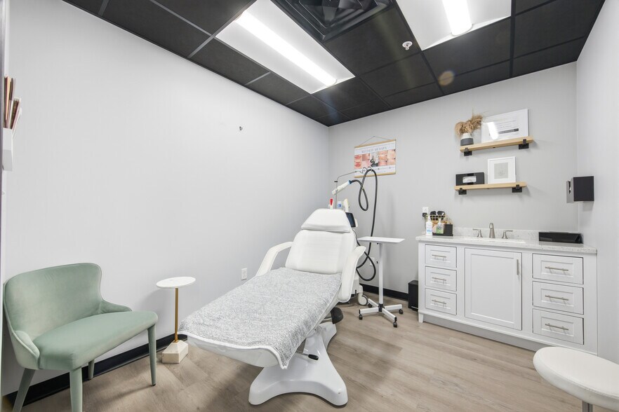 More Photos Of 80 Stonington Rd, Mystic Unknown For Lease