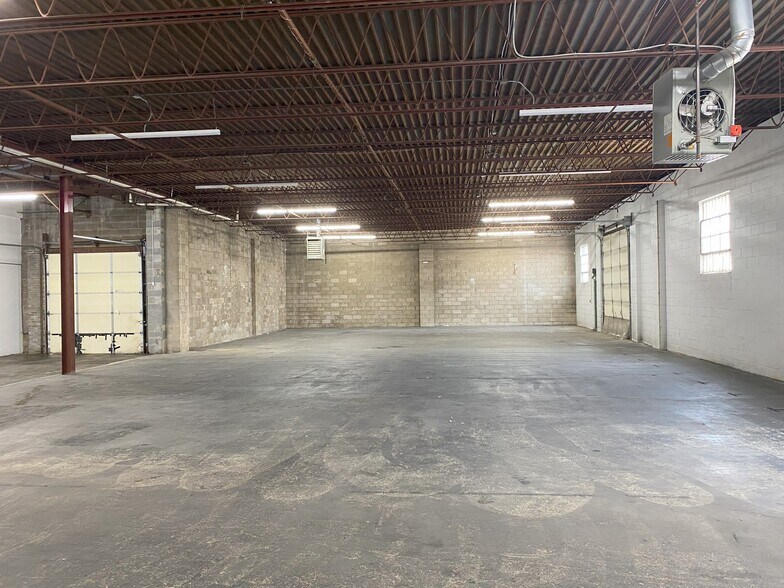 More Photos Of 27 Sarah Dr, Farmingdale Warehouse For Lease