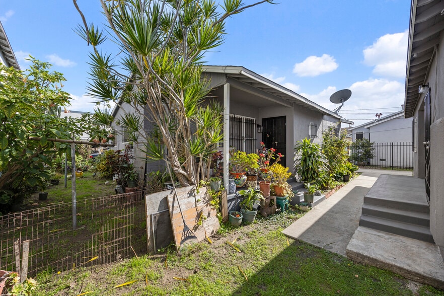 More Photos Of 11008 Willowbrook Ave, Los Angeles Multifamily For Sale