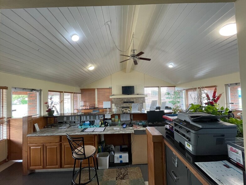 More Photos Of 14 N State St, Iola Hotel For Sale