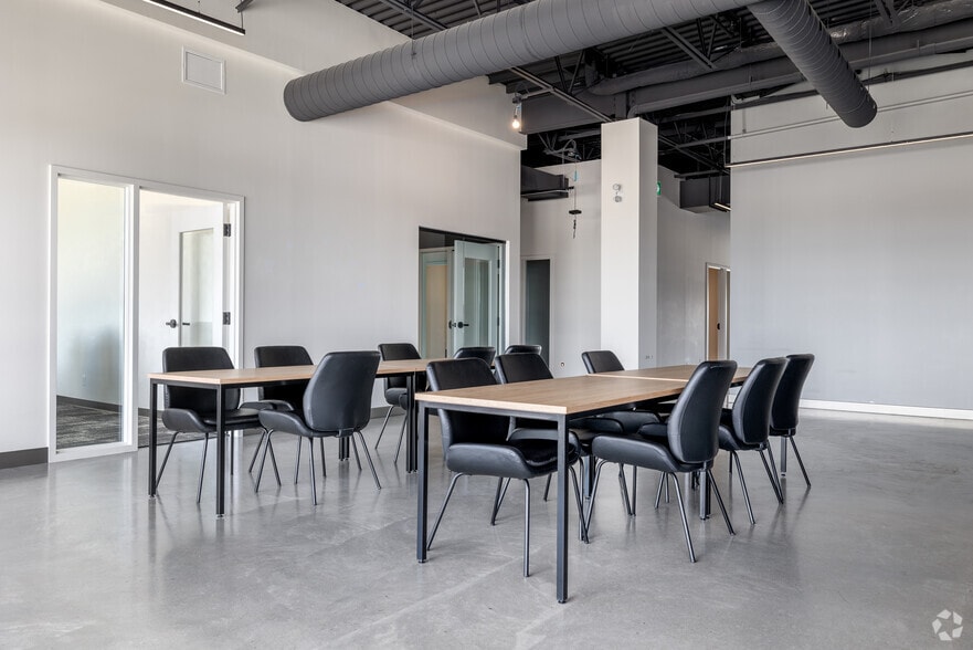 More Photos Of 4700-4702 Rue Louis-B.-Mayer, Laval Showroom For Sale