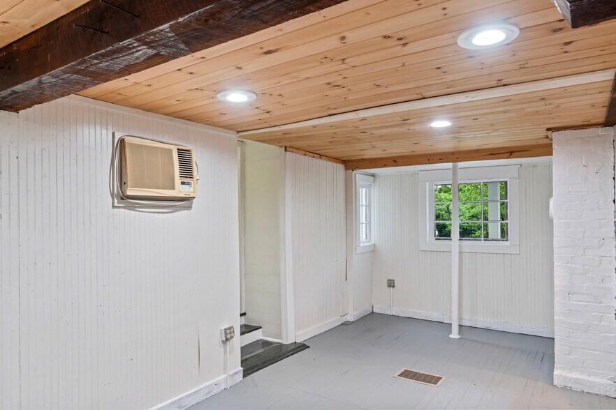 More Photos Of 20704 Ashburn Rd, Ashburn Unknown For Lease