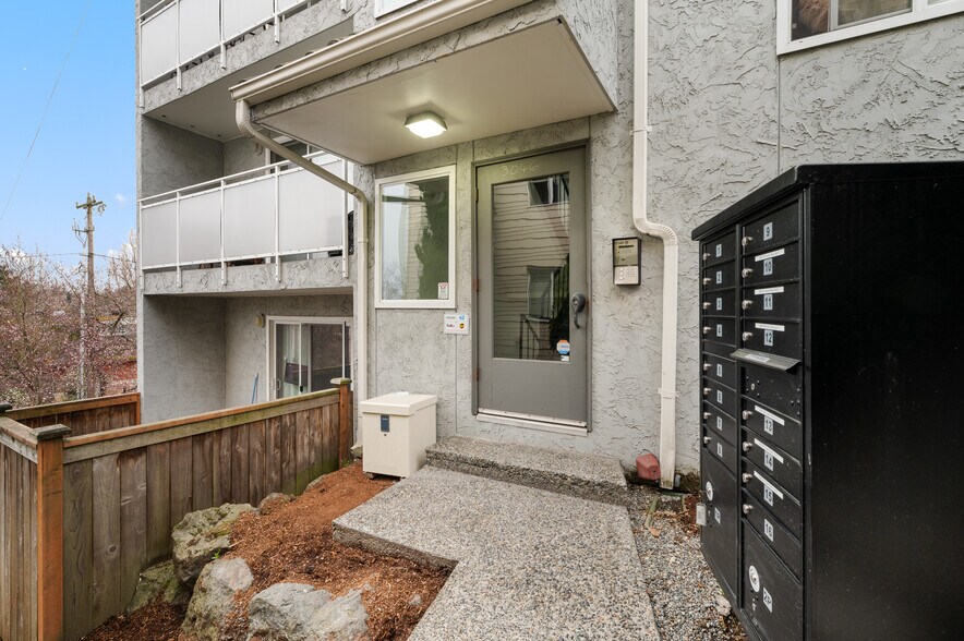 More Photos Of 3046 SW Avalon Way, Seattle Apartments For Sale