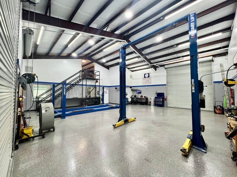 More Photos Of 1308 N Frazier St, Conroe Service For Sale