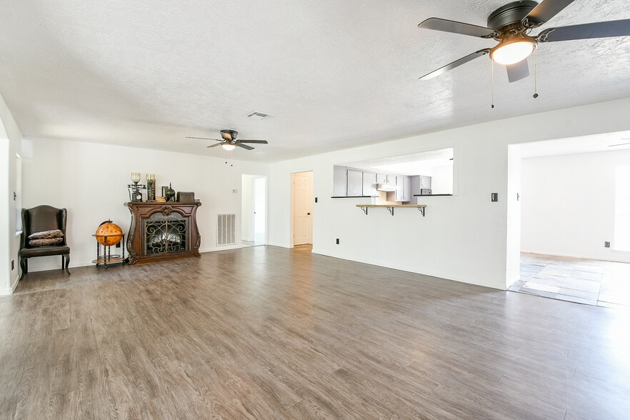 More Photos Of 33303 TX-249, Pinehurst Warehouse For Sale