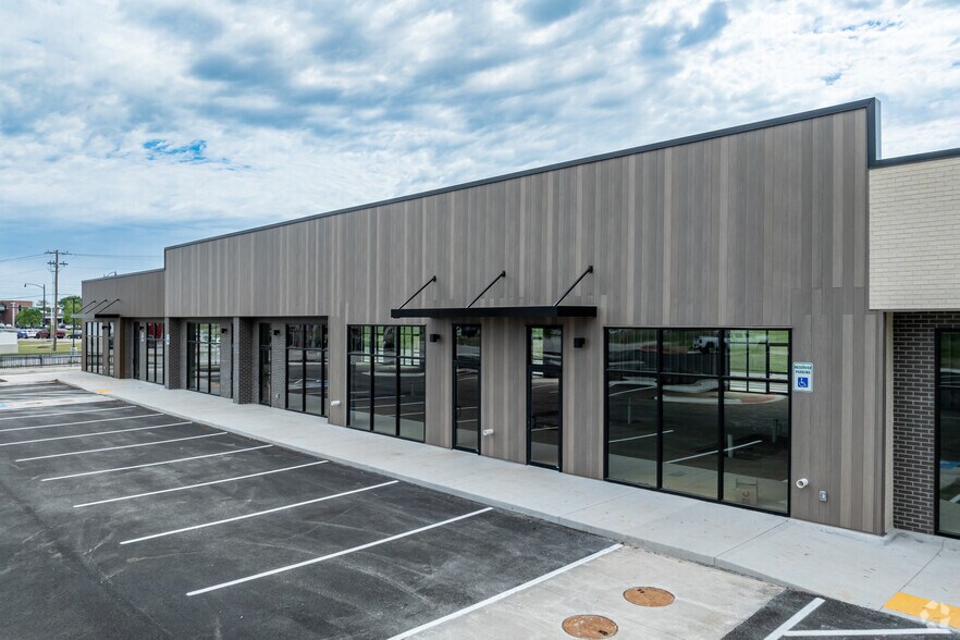 More Photos Of 5400 S Pinnacle Hills Pky, Rogers Storefront For Lease