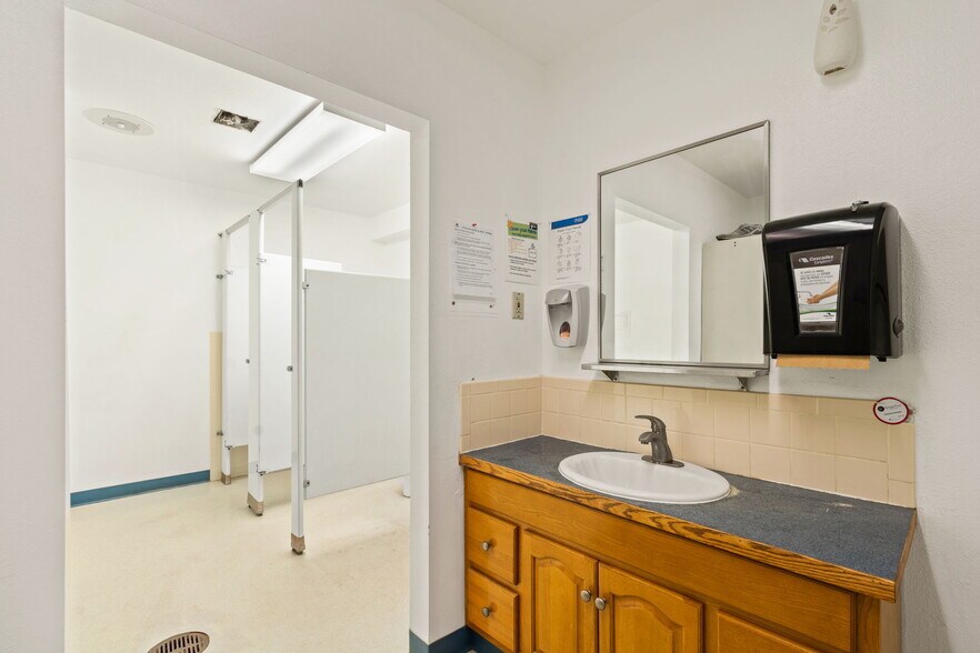 More Photos Of 225 Commerce Dr, Fort Collins Warehouse For Sale