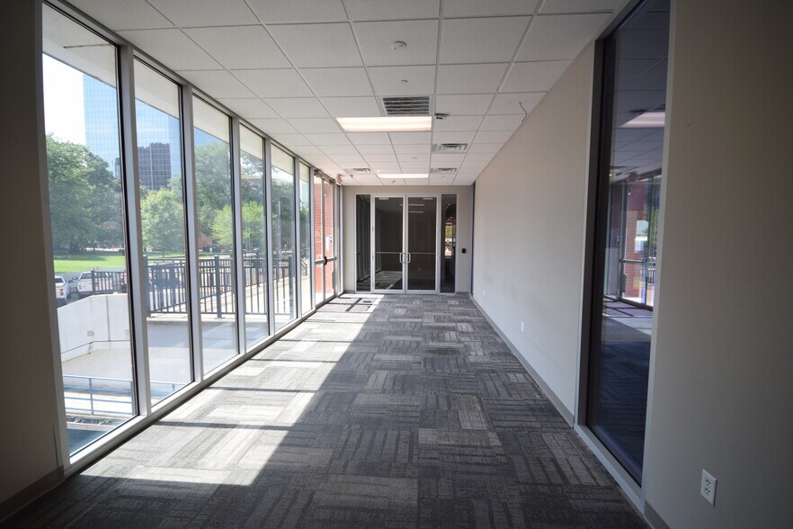 More Photos Of 5 Statehouse Plz, Little Rock Office For Sale