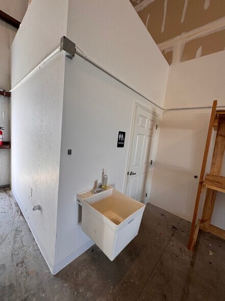 More Photos Of 877 NE 27th Ln, Cape Coral Distribution For Lease