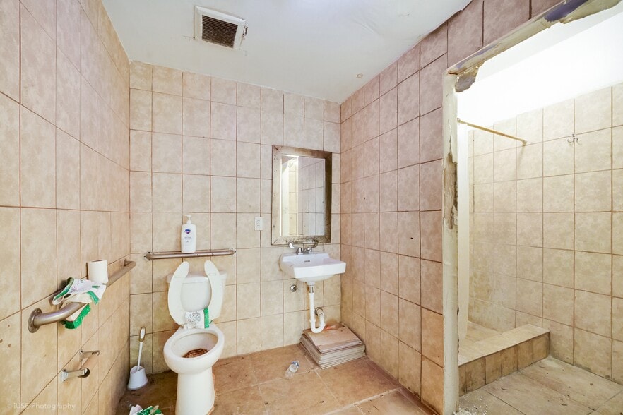More Photos Of 2381-2389 NW 54th St, Miami Freestanding For Lease