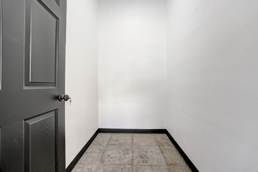 More Photos Of 1809 S Eastern Ave, Moore Auto Repair For Sale