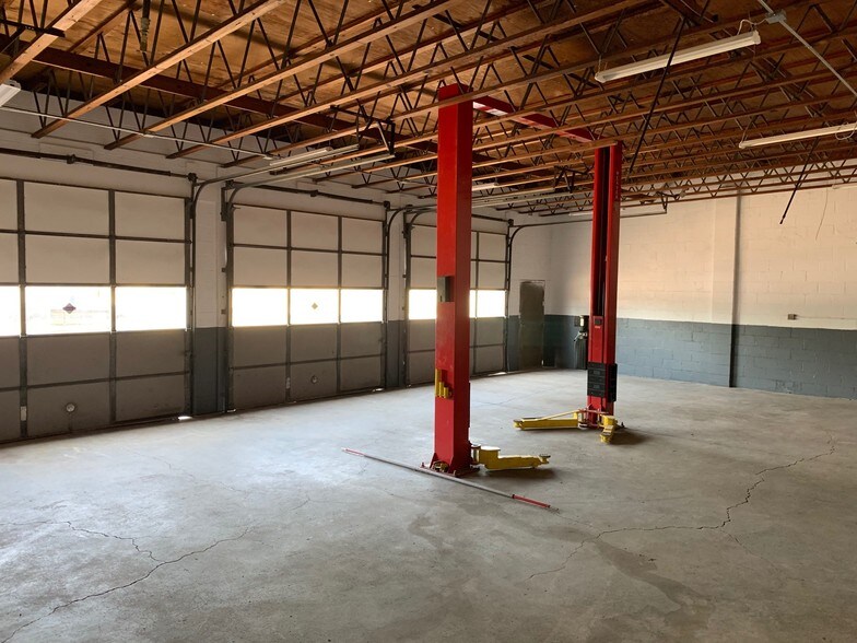More Photos Of 2951-2955 S George Washington Blvd, Wichita Auto Repair For Sale