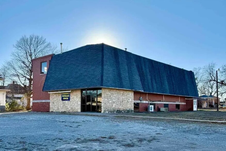 Primary Photo Of 200 S 2nd St, Blackwell Lodge Meeting Hall For Sale