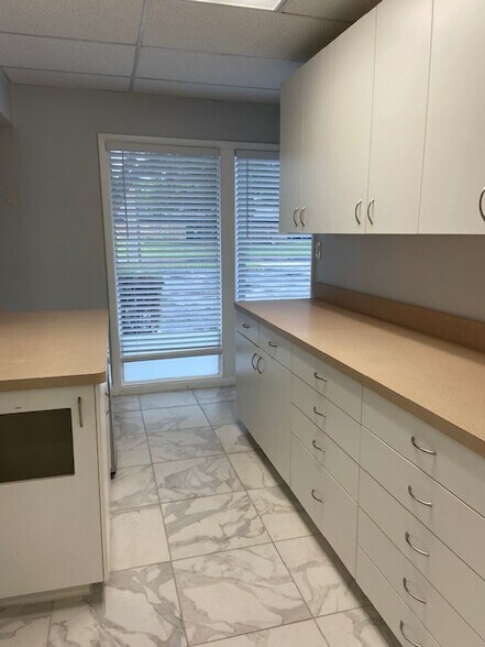 More Photos Of 2015 S Tuttle Ave, Sarasota Medical For Lease