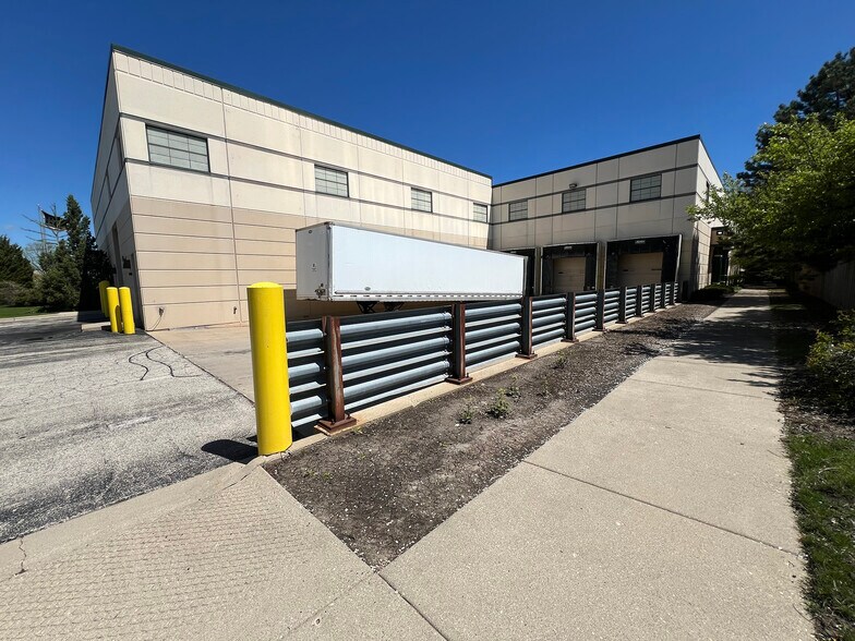 More Photos Of 933 Tower Rd, Mundelein Warehouse For Lease