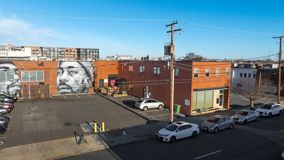 More Photos Of 3310 W Clay St, Richmond Showroom For Lease