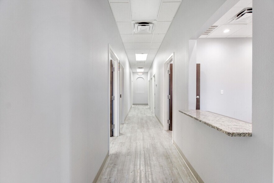 More Photos Of 105 Park Place Blvd, Davenport Medical For Sale