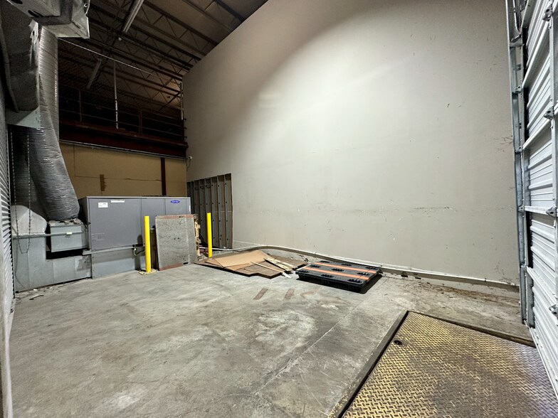 More Photos Of 7111-7113 S Anthony Blvd, Fort Wayne Warehouse For Lease