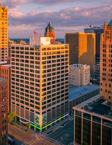 More Photos Of 250 E Wisconsin Ave, Milwaukee Office For Lease
