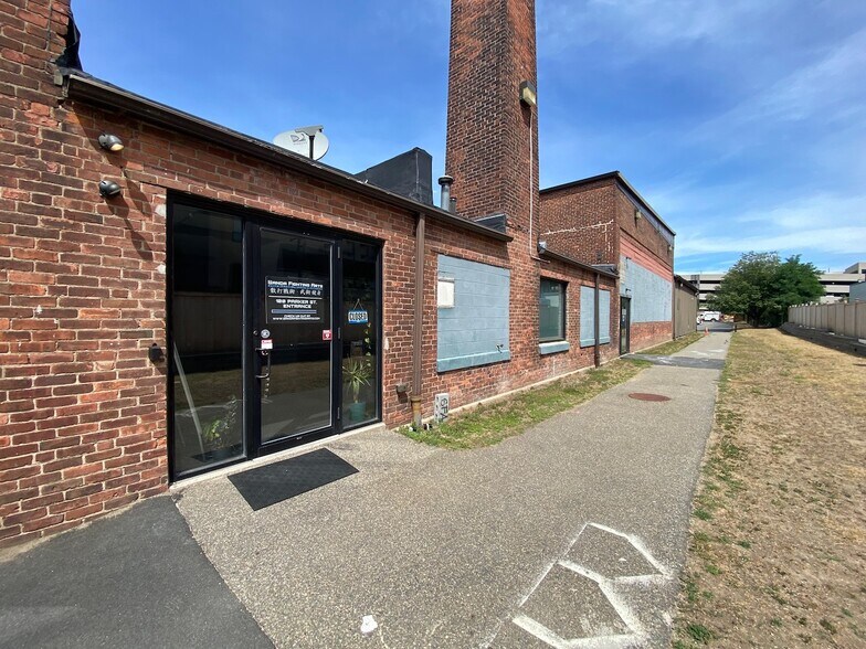 More Photos Of 100 Parker St, Watertown Research And Development For Lease