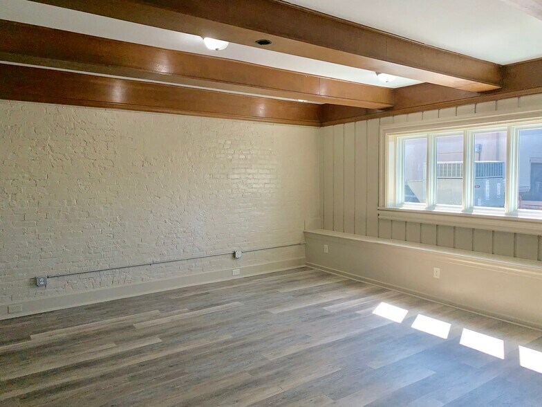 More Photos Of 920 Logan St, Noblesville Storefront Retail Office For Lease