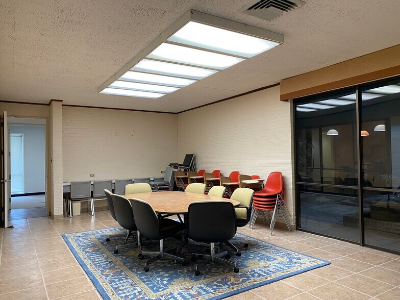 More Photos Of 9400 Village Green Dr, Shreveport Office For Lease