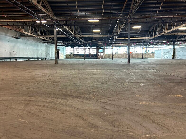 More Photos Of 2950 N Western Ave, Chicago Manufacturing For Lease