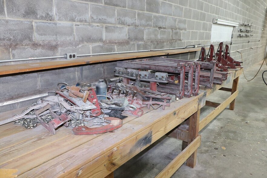 More Photos Of 404 S Green St, Dalton Flex For Sale