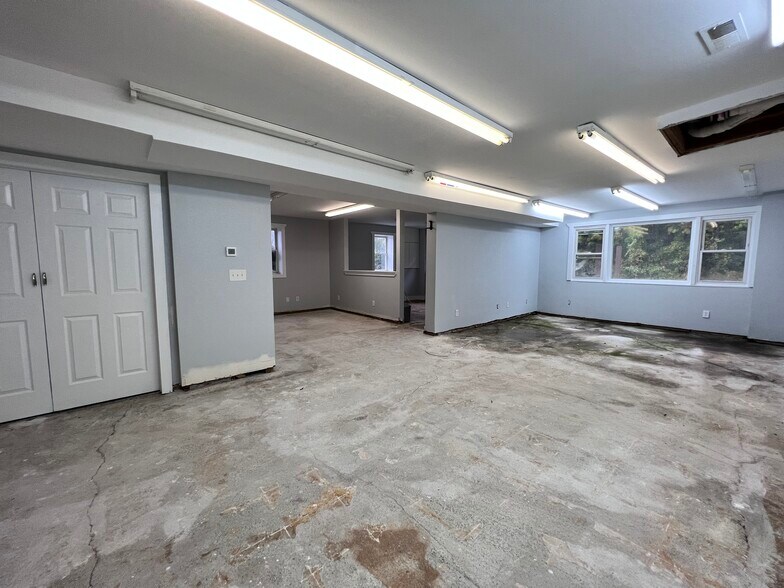 More Photos Of 13 US Highway 206 S, Sandyston Storefront Retail Residential For Lease