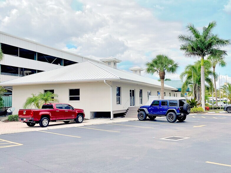 More Photos Of 705 E Elkcam Cir, Marco Island Marina For Lease