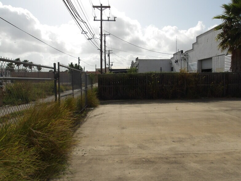 More Photos Of 618 W Van Buren Ave, Harlingen Light Distribution For Sale