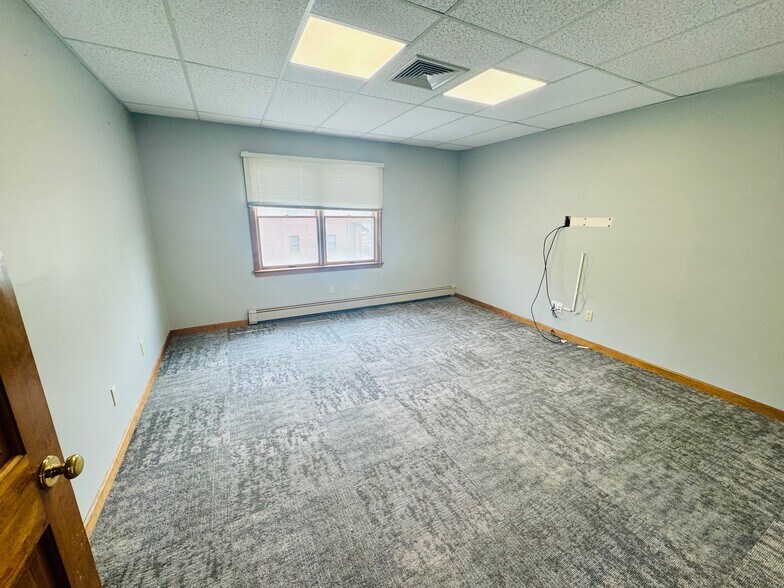 More Photos Of 985 Farmington Ave, Bristol Office For Lease