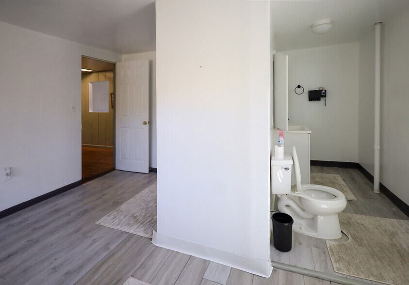 More Photos Of 13 Danbury Rd, Wilton Freestanding For Lease