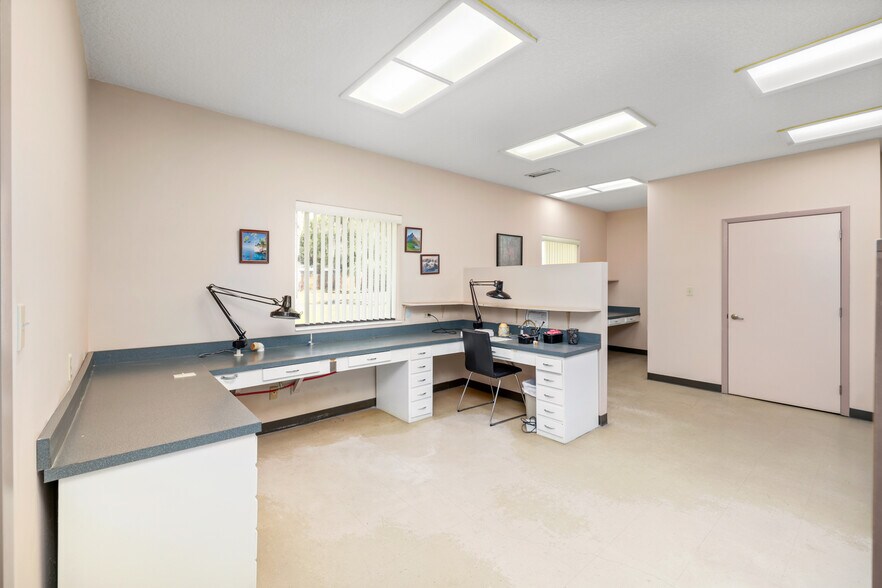 More Photos Of 943 Cesery Blvd, Jacksonville Medical For Sale