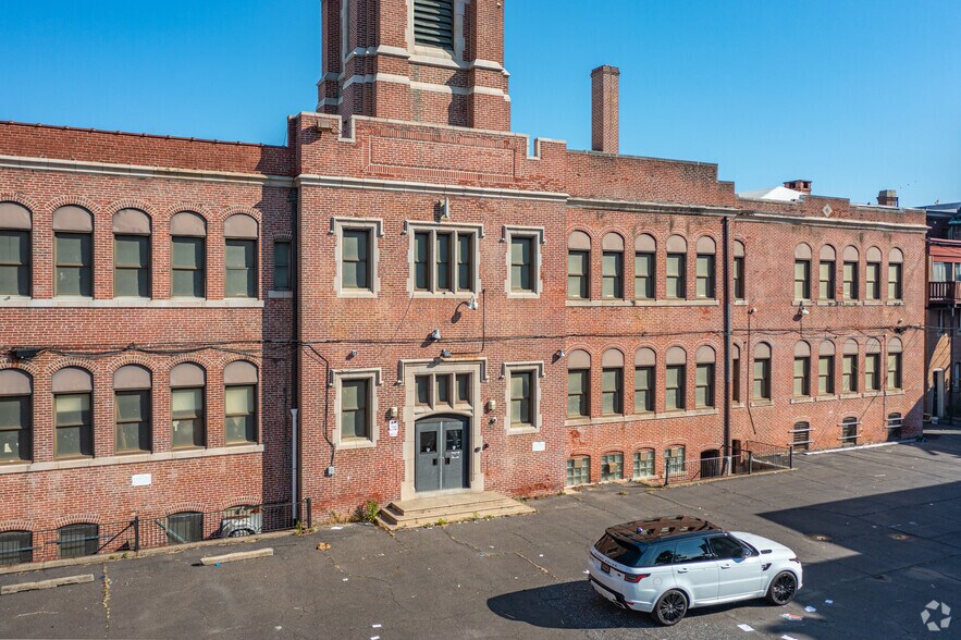 More Photos Of 6649 Tulip St, Philadelphia Schools For Lease