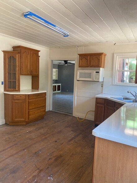 More Photos Of 404 N Henderson Blvd, Kilgore Office For Lease