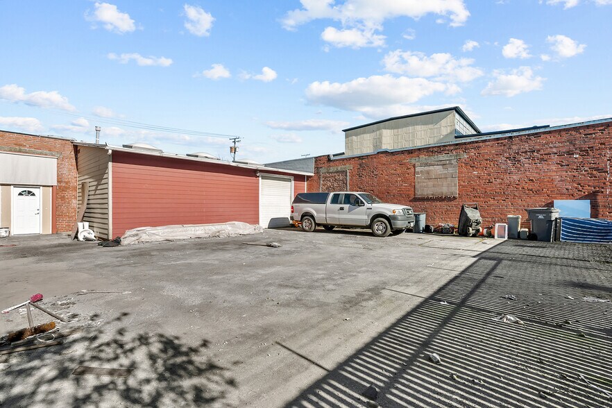 More Photos Of 660 N Thompson St, Portland Showroom For Sale